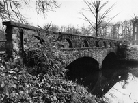 837702 Gezicht op de Romeinse Brug in het park van het landhuis De Breul (Driebergseweg 17) te Zeist.